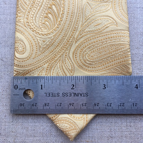 Donald Trump Yellow Gold Paisley Silk Tie - Picture 2 of 5
